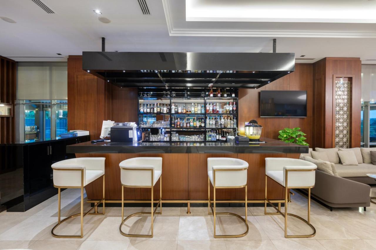 Miracle Istanbul Asia Airport Hotel & Spa Eksteriør billede The bar at the lounge