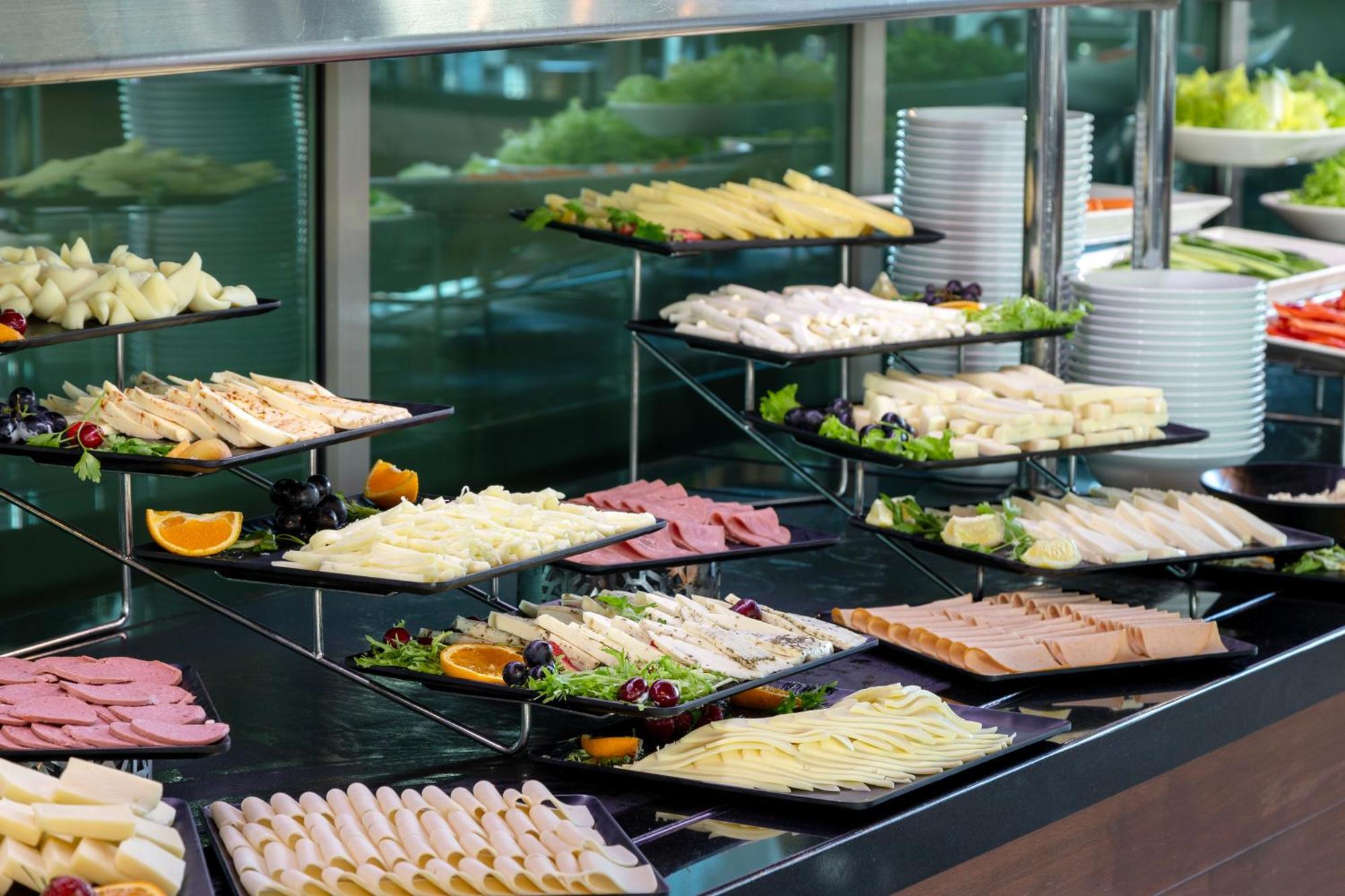 Miracle Istanbul Asia Airport Hotel & Spa Eksteriør billede A buffet of cold cuts