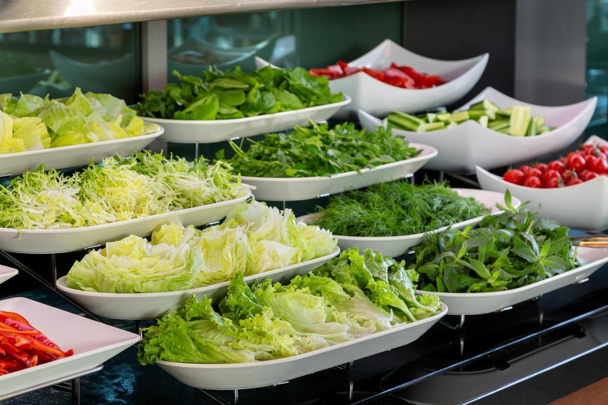 Miracle Istanbul Asia Airport Hotel & Spa Eksteriør billede A salad bar