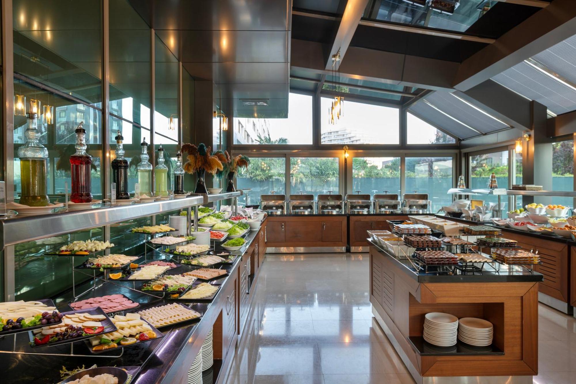 Miracle Istanbul Asia Airport Hotel & Spa Eksteriør billede The buffet at the hotel