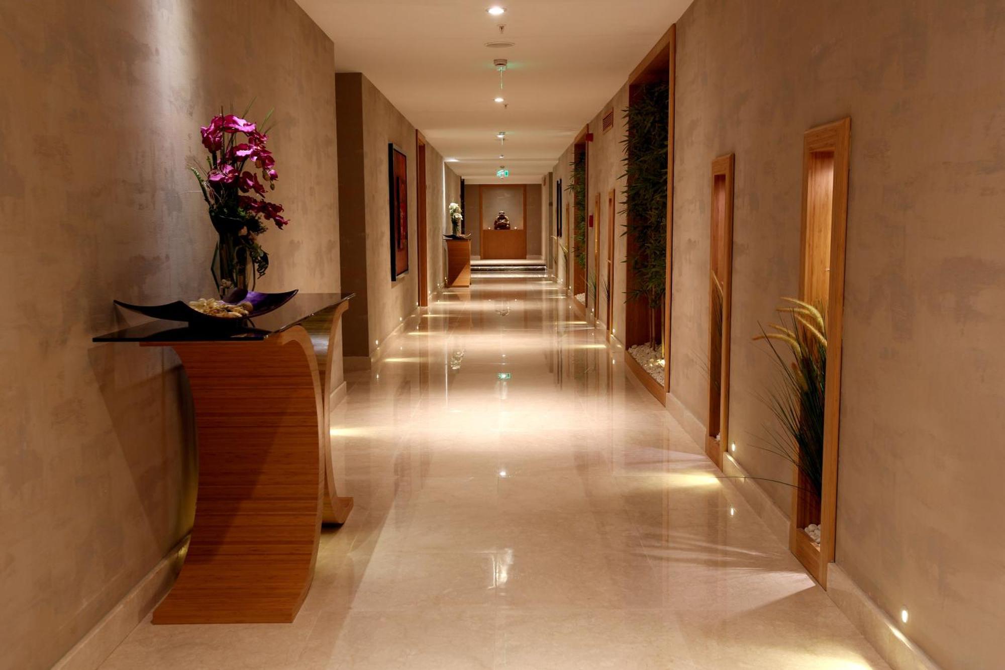 Miracle Istanbul Asia Airport Hotel & Spa Eksteriør billede A corridor in a hotel
