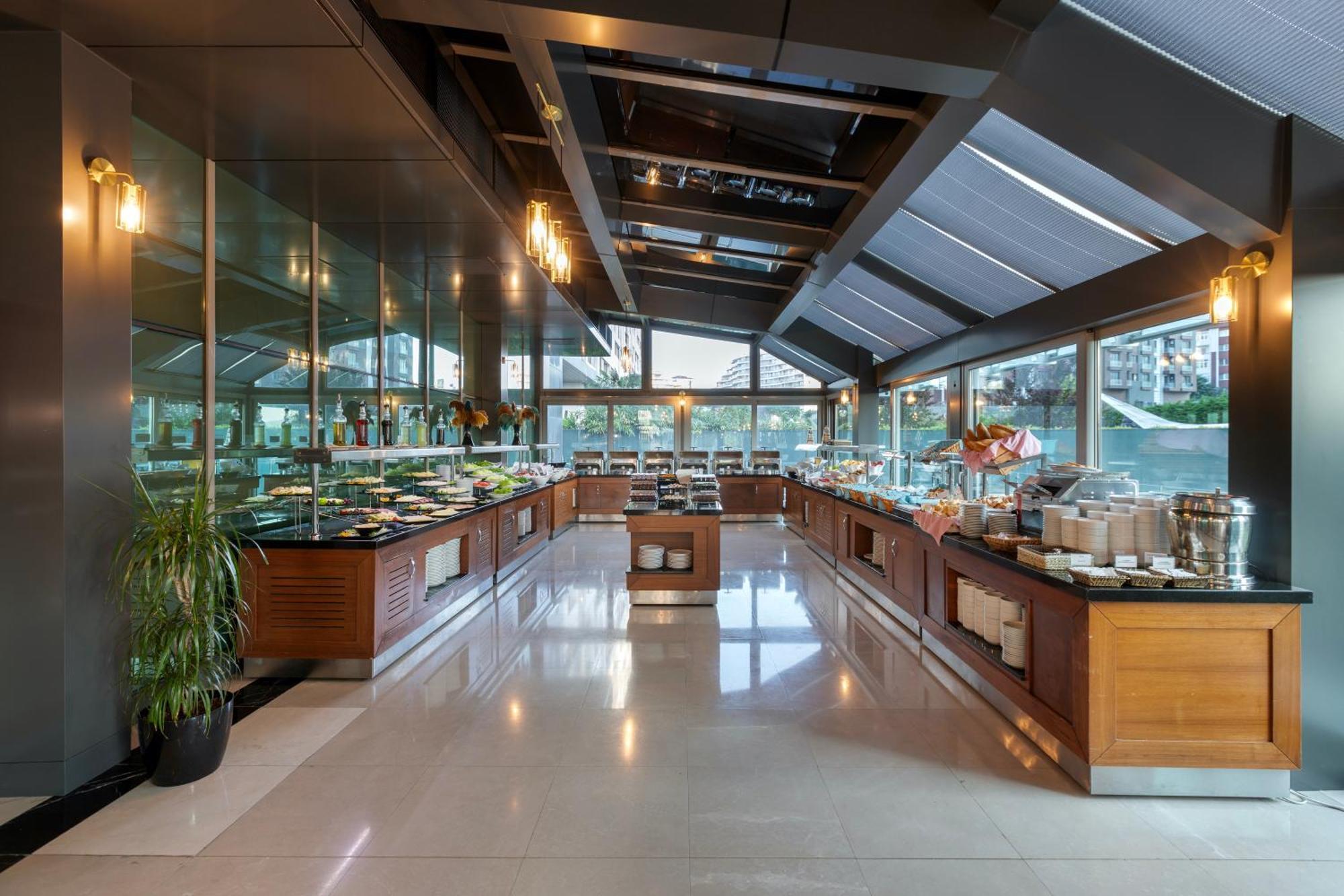 Miracle Istanbul Asia Airport Hotel & Spa Eksteriør billede The buffet at the hotel