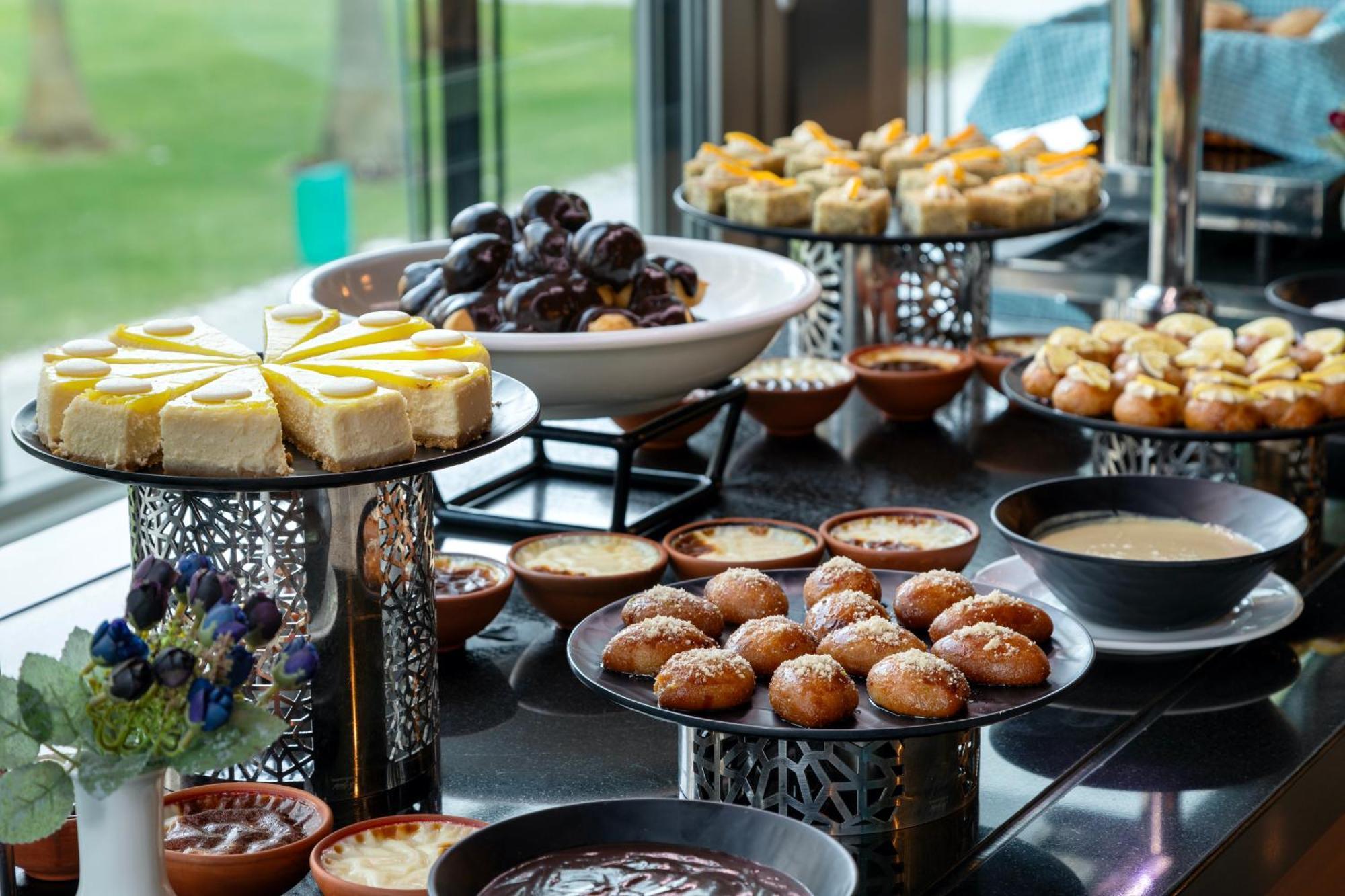 Miracle Istanbul Asia Airport Hotel & Spa Eksteriør billede A dessert buffet