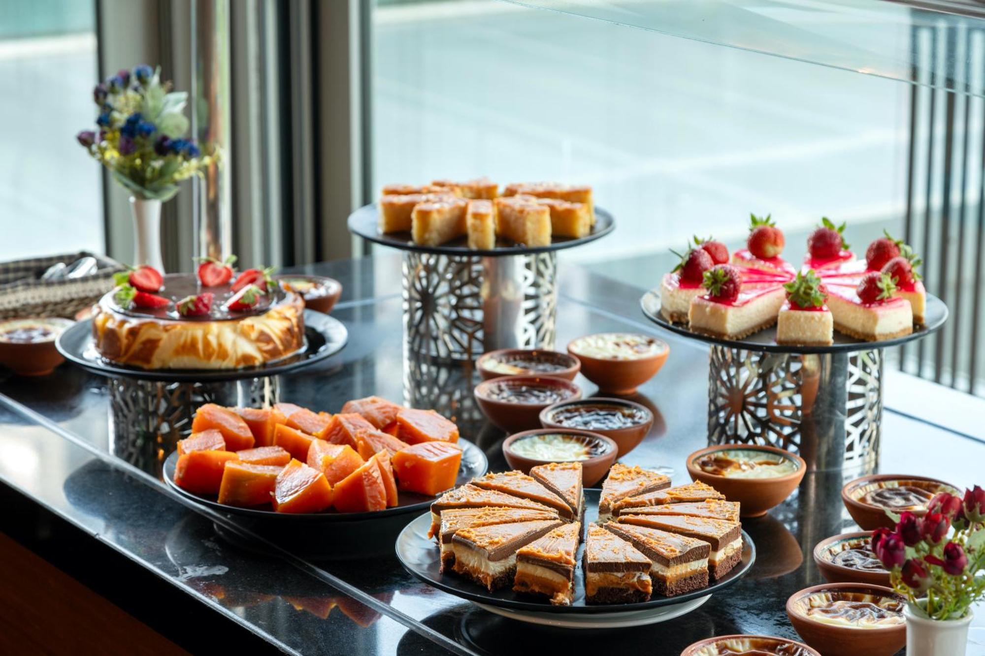 Miracle Istanbul Asia Airport Hotel & Spa Eksteriør billede A selection of desserts