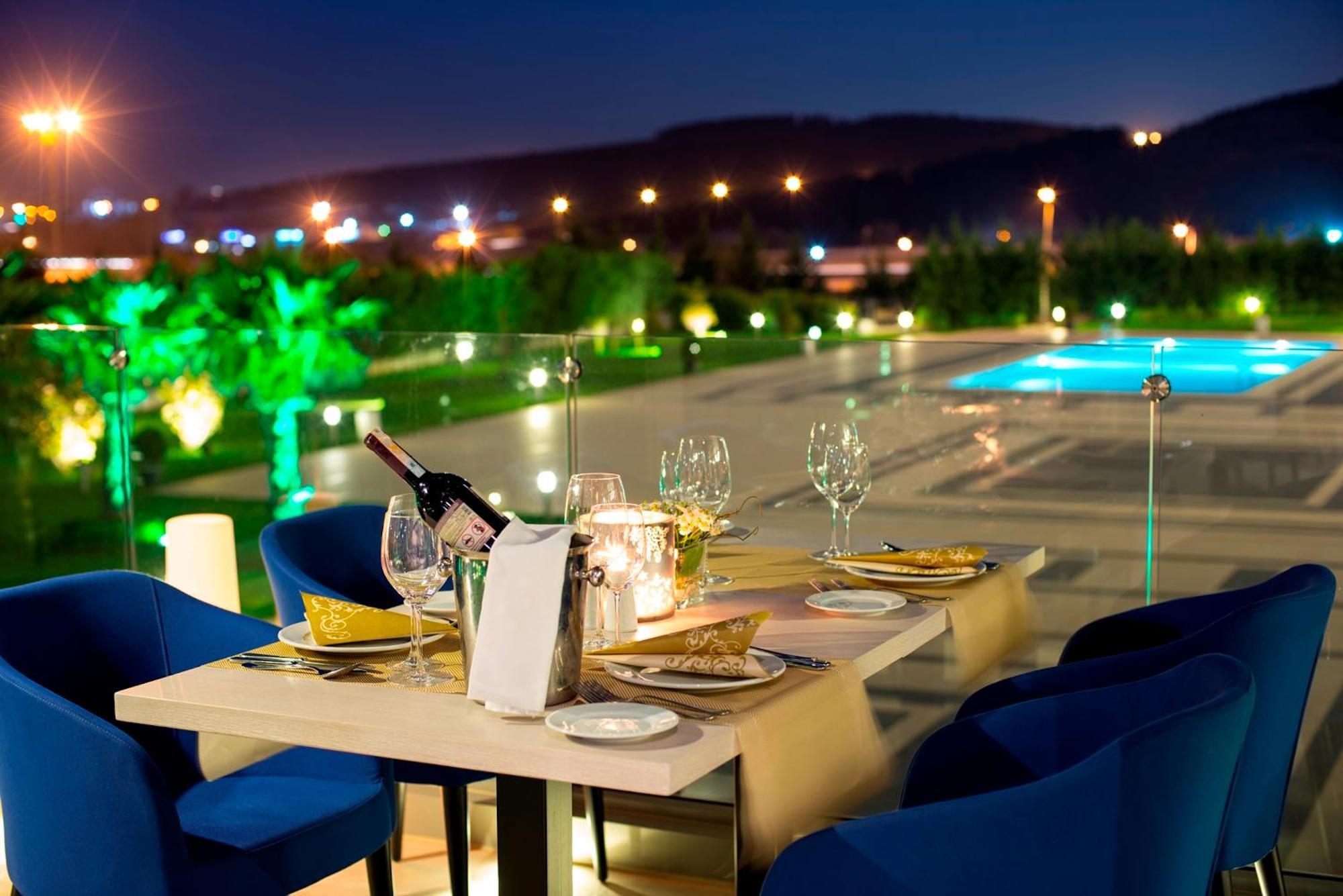 Miracle Istanbul Asia Airport Hotel & Spa Eksteriør billede The hotel's pool