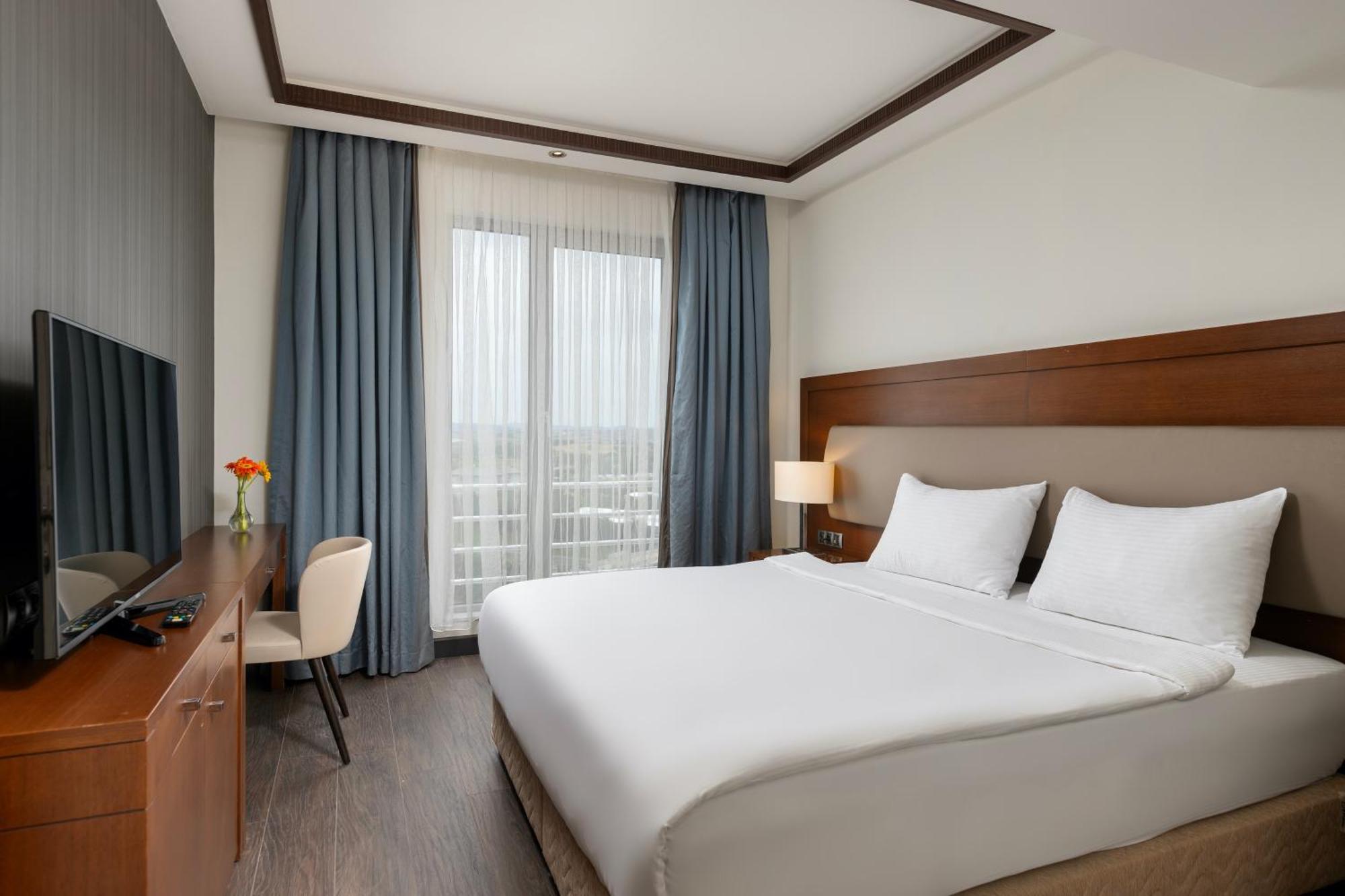 Miracle Istanbul Asia Airport Hotel & Spa Eksteriør billede A room at the hotel