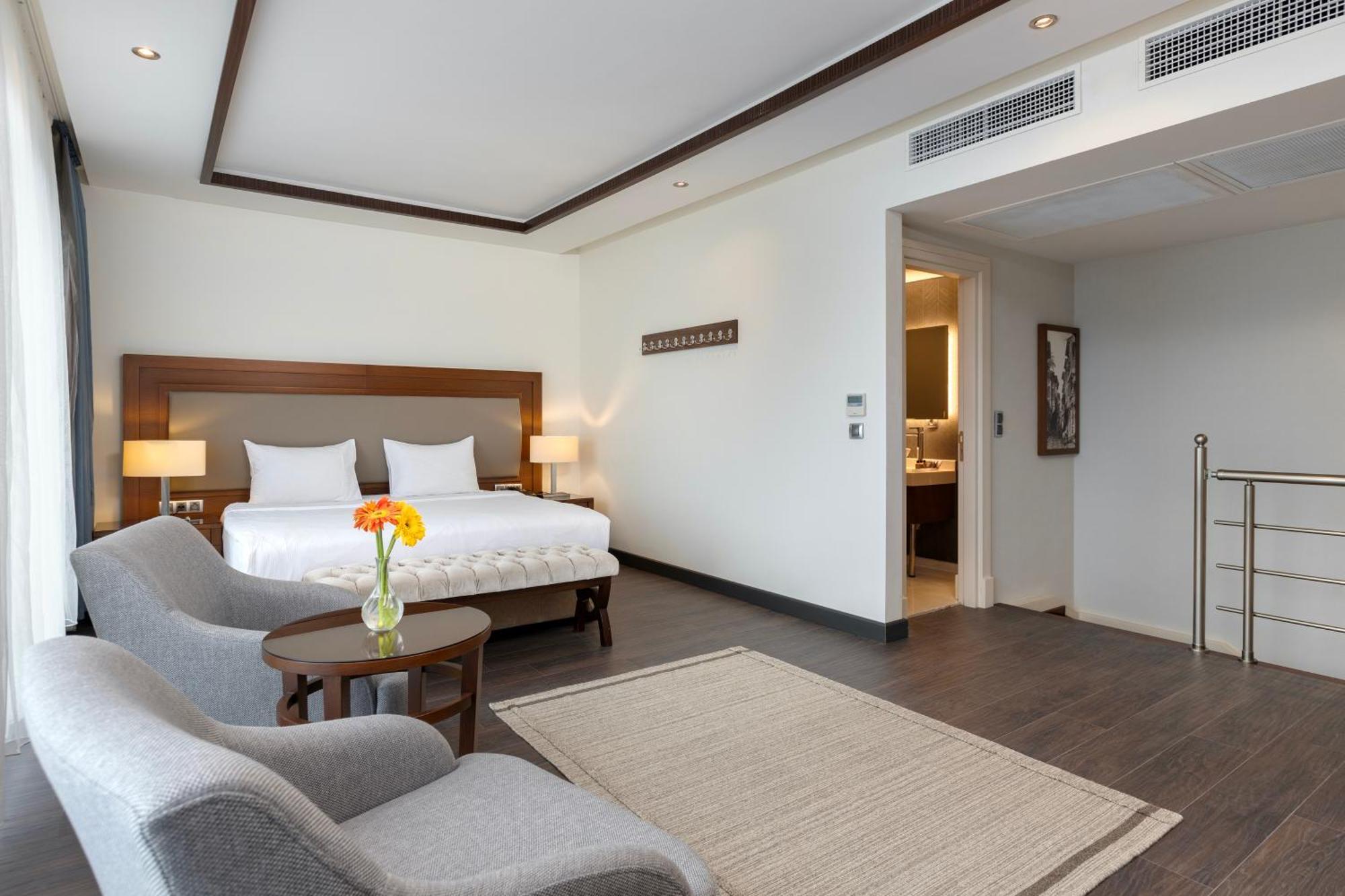 Miracle Istanbul Asia Airport Hotel & Spa Eksteriør billede A bedroom at the hotel