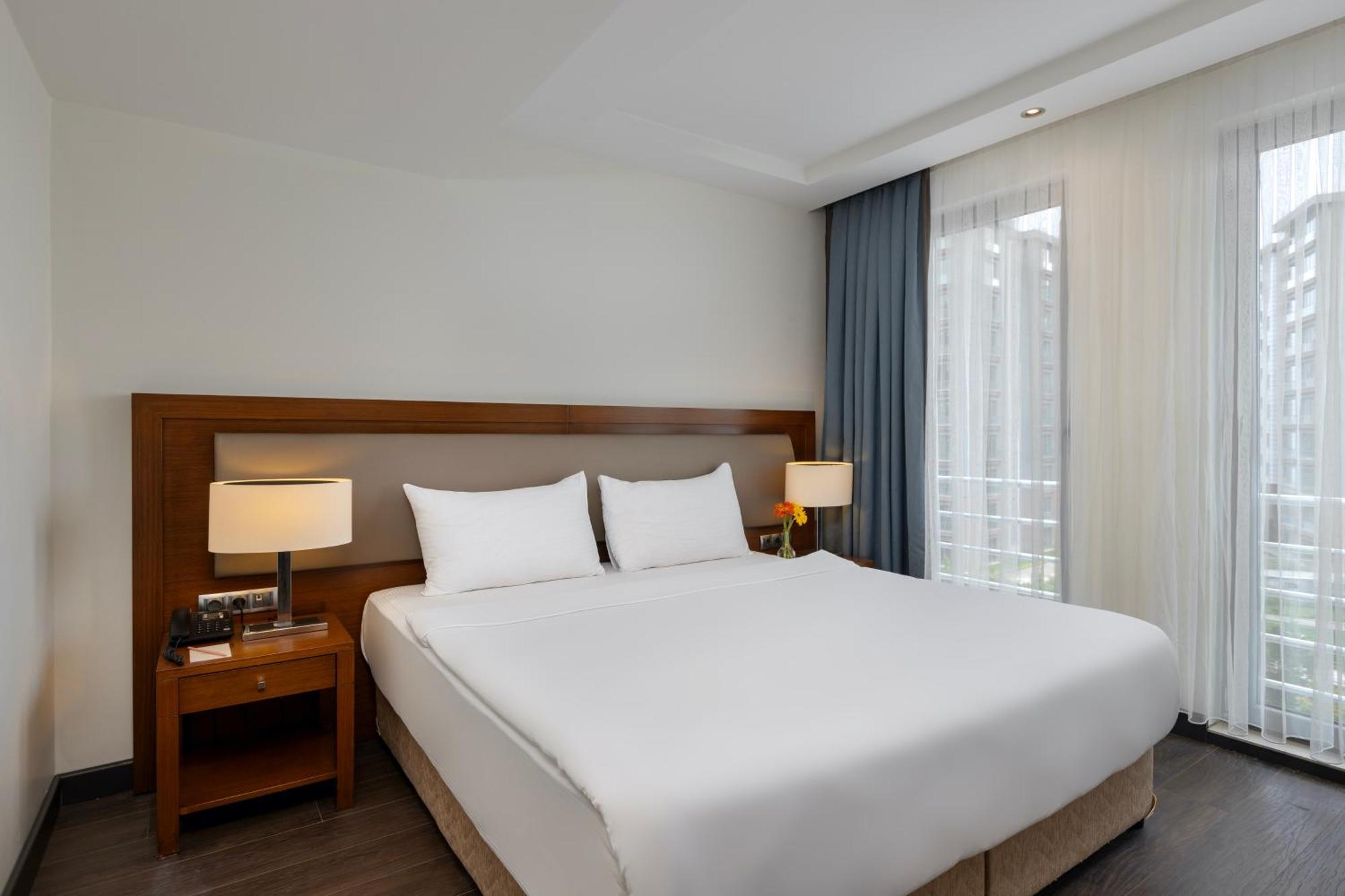 Miracle Istanbul Asia Airport Hotel & Spa Eksteriør billede A bedroom at the hotel