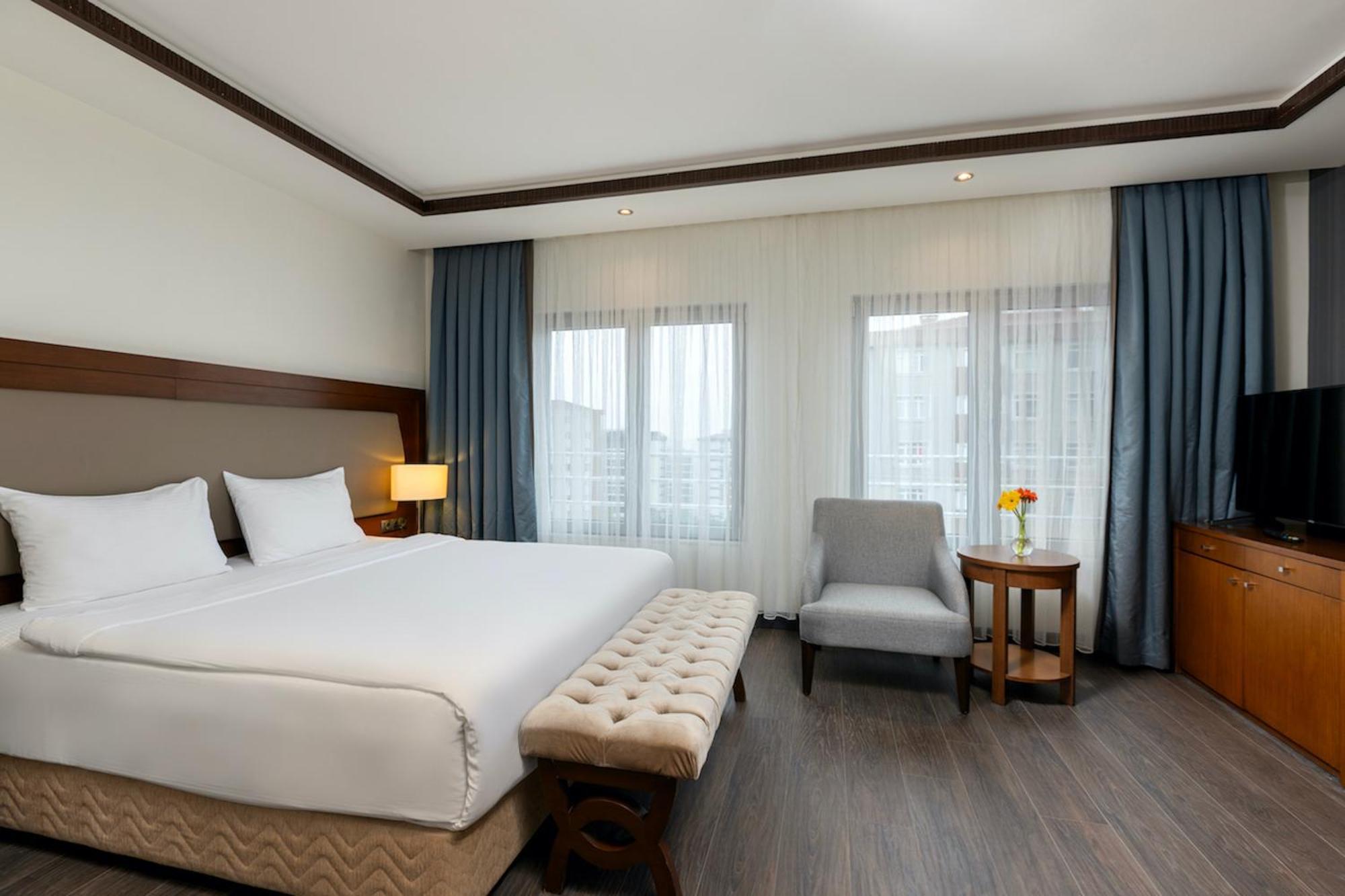 Miracle Istanbul Asia Airport Hotel & Spa Eksteriør billede A bedroom at the hotel